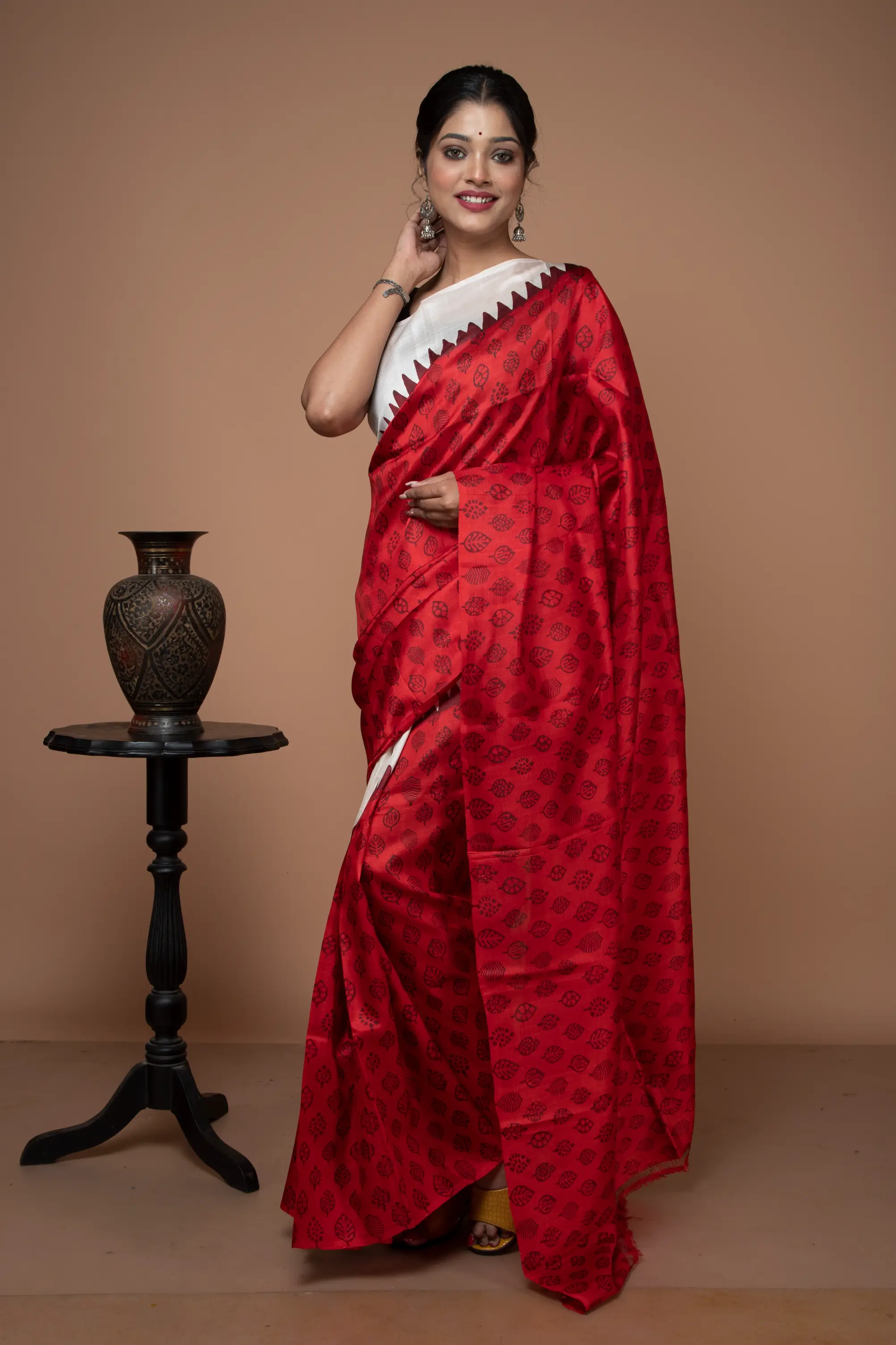 Buy this classic red and white silk saree for daytime event-2 -Ramdhanu Ethnic
