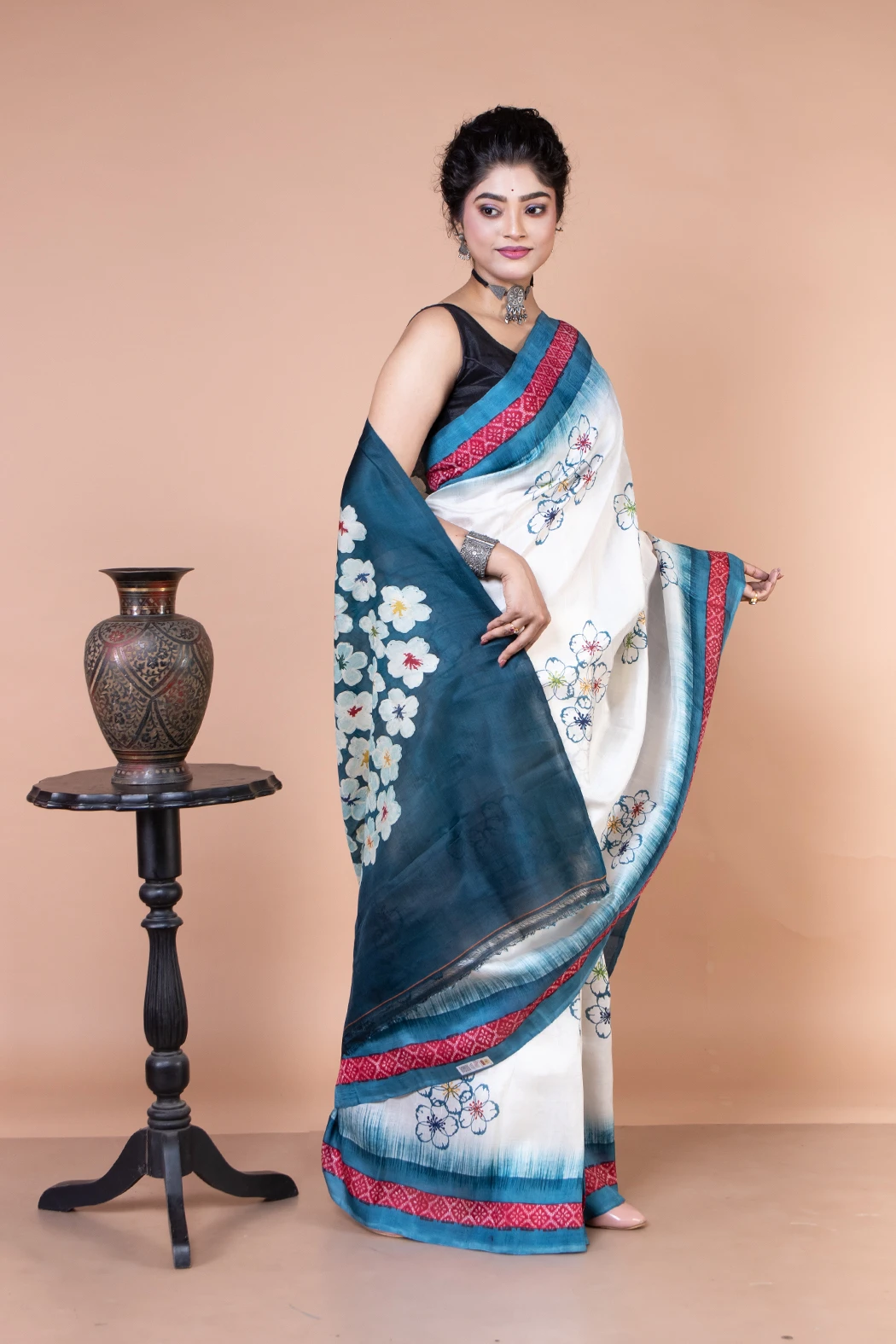 Get this trendy white silk saree for any daytime events-2 -Ramdhanu Ethnic