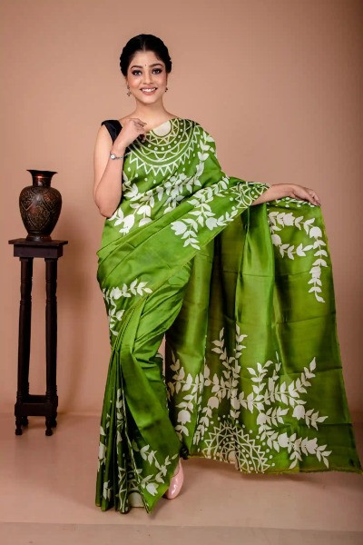 Hand Painted Leaf Pattern Green Silk Saree -Ramdhanu Ethnic